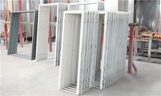 钢制玻璃防火门是一种结合了钢材和防火玻璃制成的具有防火功能的门‌。