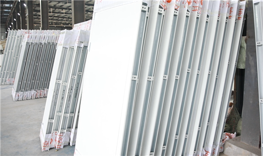 入户防火防盗门厂家：防火防盗门是指门的功能，防盗的同时具有隔离火源的功能。