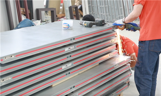 不锈钢玻璃防火门是一种集安全、美观、实用为一体的建筑安全产品‌。